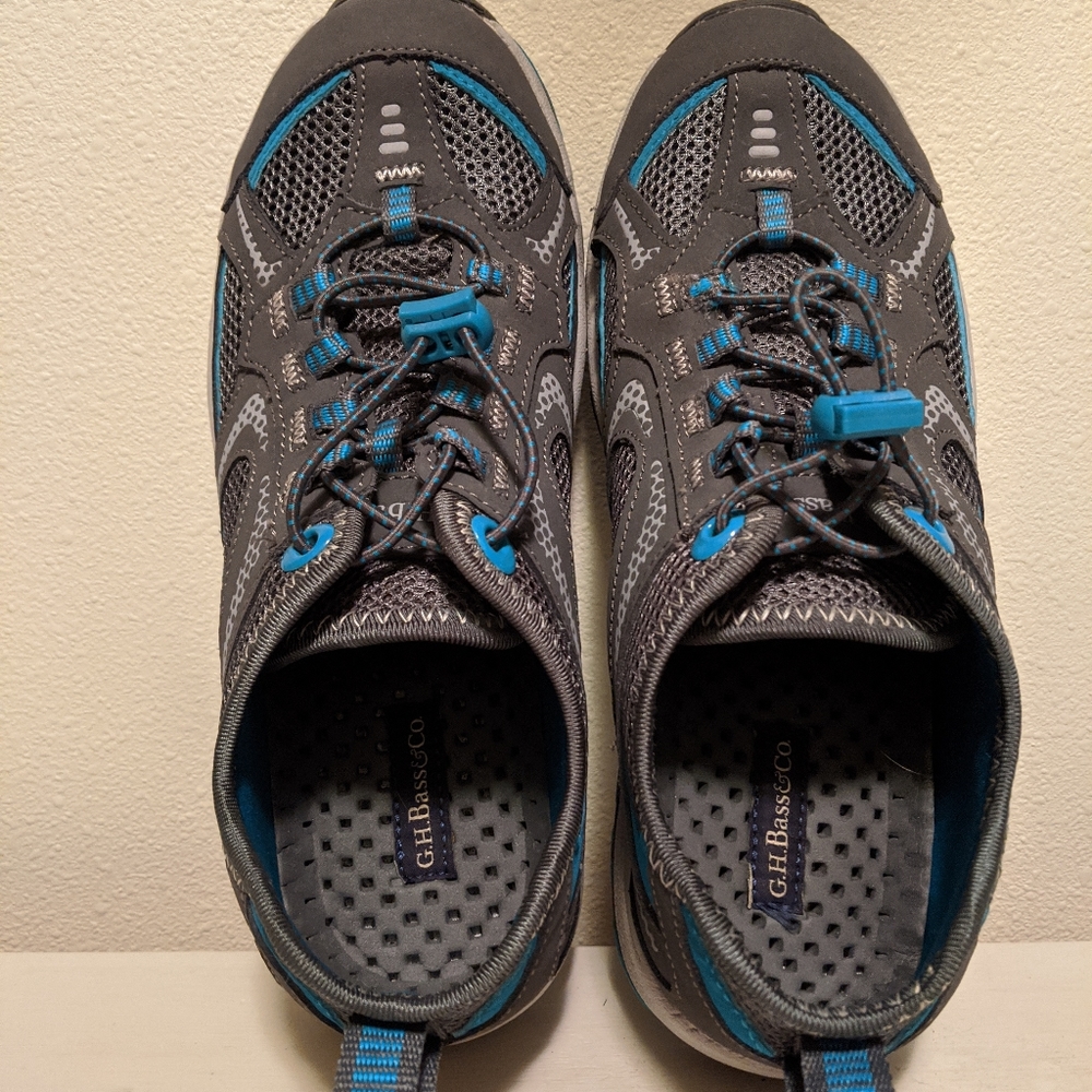 Womens athletic shoe